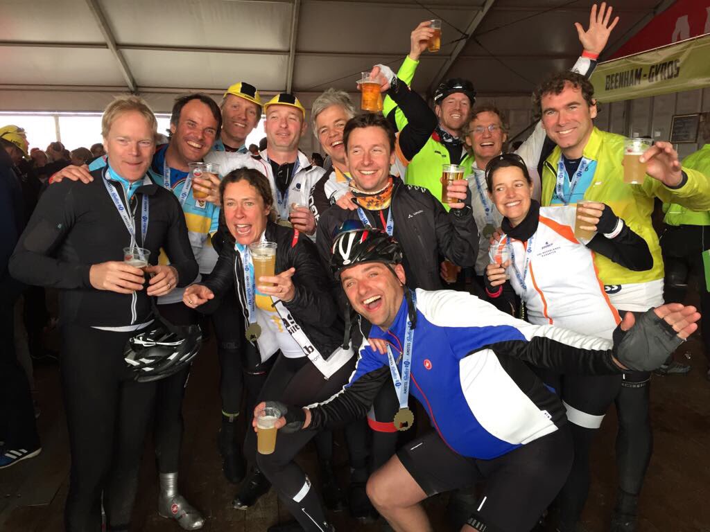 En ja hoor!! <a href="/ZoefZoefZeist/">Zoef Zoef Zeist!</a> is stiekem gewoon al klaar voor <a href="/Homeride/">Ride Or Stay Home</a> <a href="/Kinderfonds/">Ronald McDonald Kinderfonds</a>!!150km met teveel regen, maar gelukkig is er nu genoeg🍻