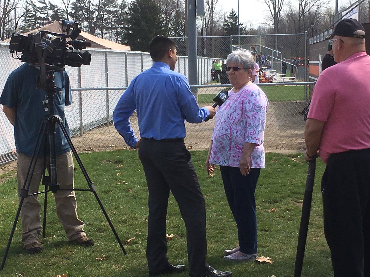 southviewcougar's tweet image. #swingforthecure recognizing Kay Barry benefitting Stephanie Spielman Fndtion. @Cougars_varsity vs @EVGvikings 
@SylvaniaSchools @McMurrray