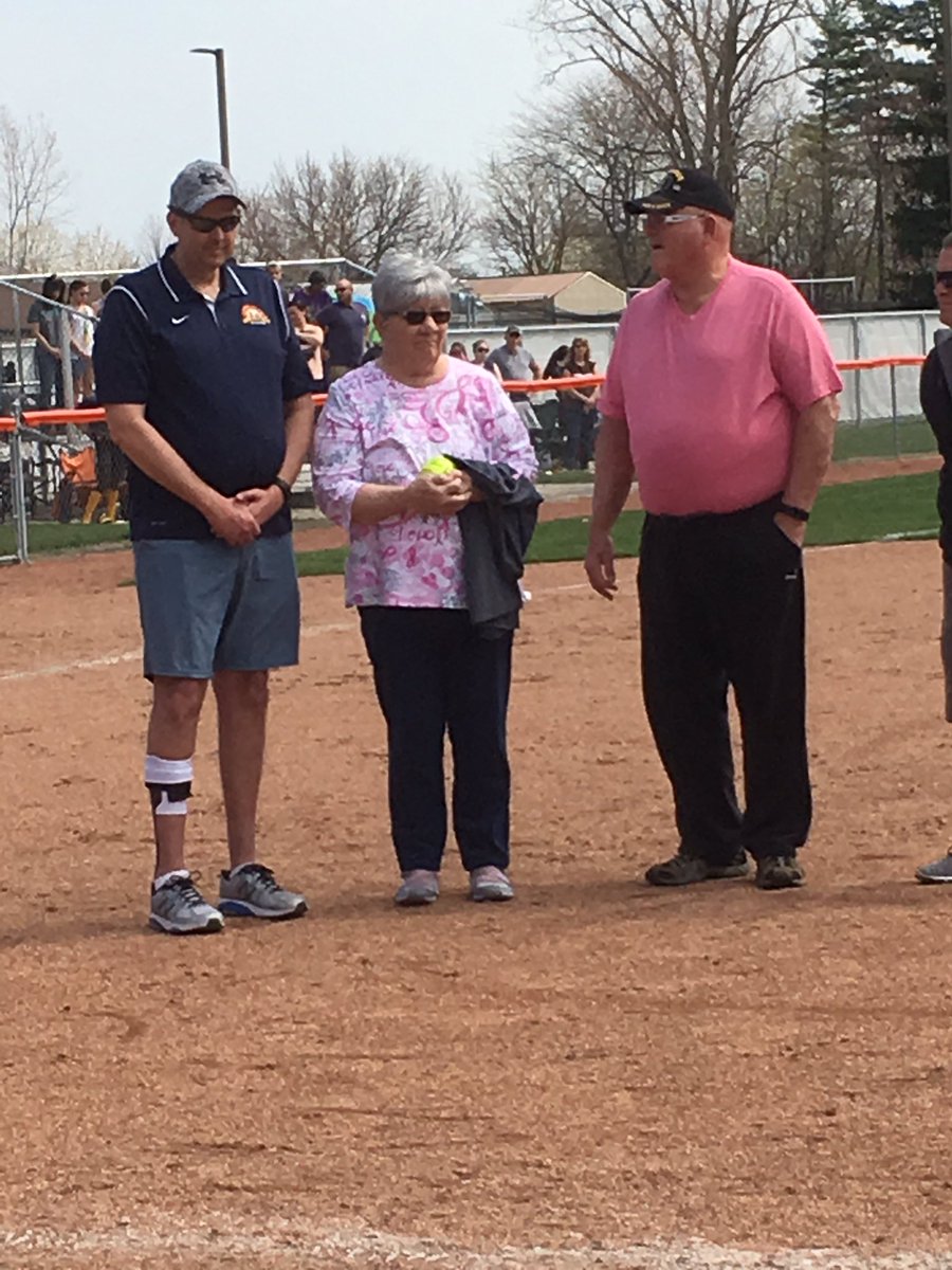 southviewcougar's tweet image. #swingforthecure recognizing Kay Barry benefitting Stephanie Spielman Fndtion. @Cougars_varsity vs @EVGvikings 
@SylvaniaSchools @McMurrray