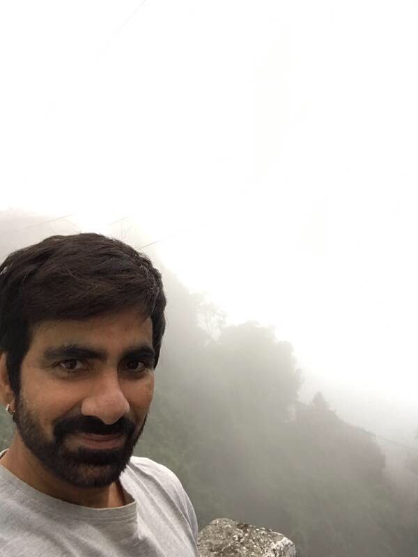 RaviTeja_offl's tweet photo. In Darjeeling, shooting for #RajaTheGreat. Enjoying shooting  for this one! https://t.co/RHlC0E8Dtn