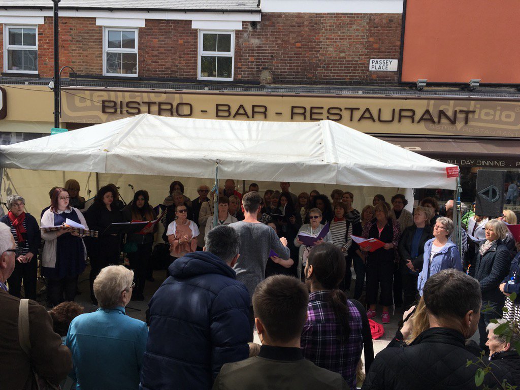 Enjoying the amazing <a href="/makeanoisechoir/">Make A Noise Choir</a> performing in <a href="/Royal_Greenwich/">Royal Borough of Greenwich</a> #tallships event in Eltham.