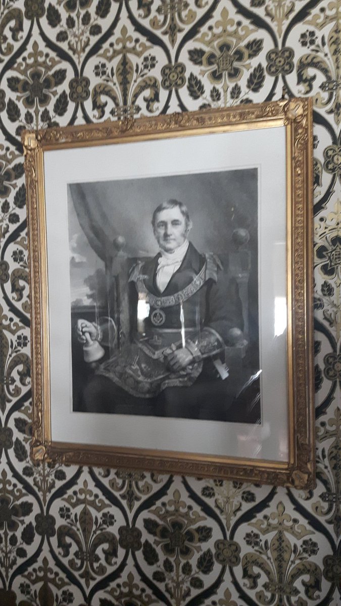 LoyalTravellers's tweet photo. A grand old portrait in a grand old house https://t.co/wjJjScgC7Z