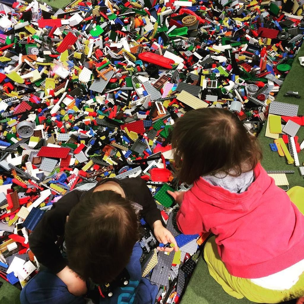 fran_cescaJ's tweet photo. This much lego and they still squabble over who gets which piece 🙄#siblingplay #lego #sharingishard *
*
*
#legolov… https://t.co/pzJXRB9qIW https://t.co/OYEKhgCPKK