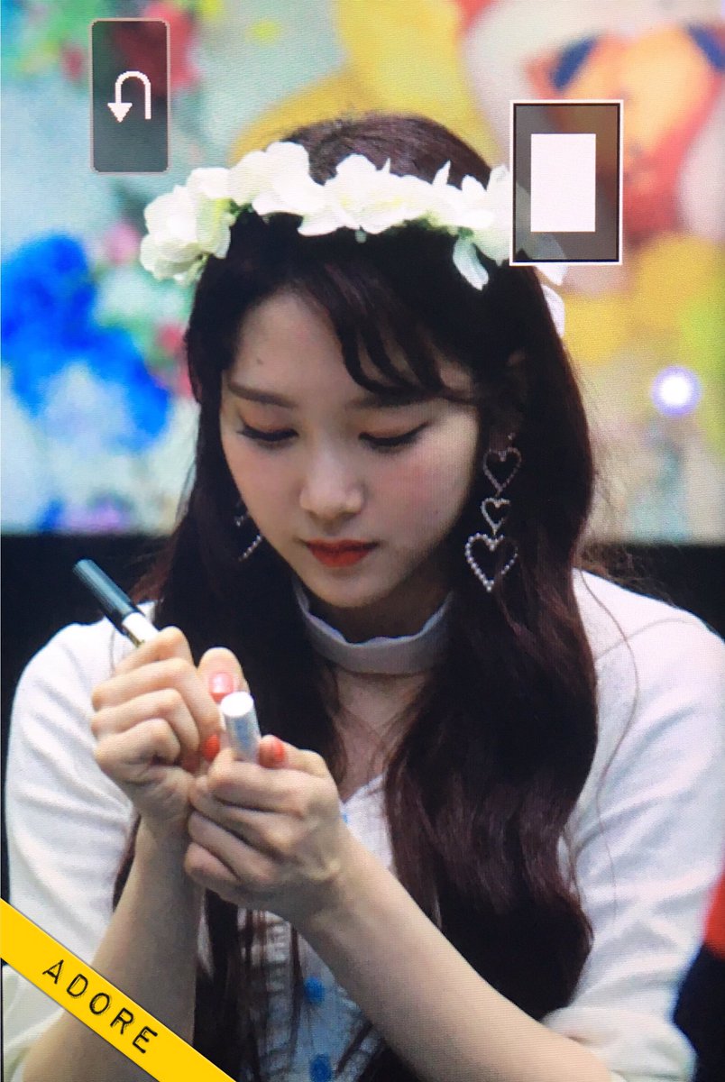 Adorable_OMG's tweet photo. 170415 명동 팬싸인회 #오마이걸 #OHMYGIRL #지호 #JIHO 프리뷰

팬 분이 저어기 있었다네요... 귀여운 지호... https://t.co/nuwV6IQ4Gq