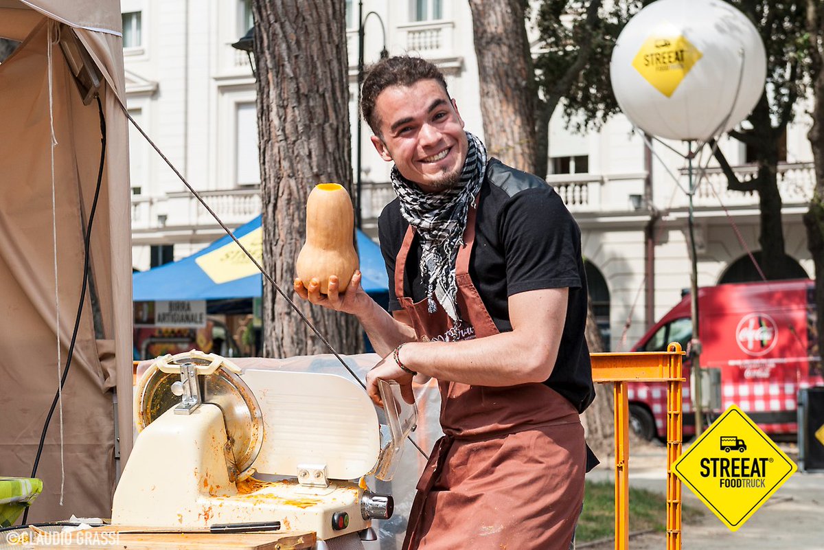 Splendido Sabato all'insegna del miglior cibo di qualità su ruote! Vi aspettiamo fino a lunedì 17 in Piazza Federico Fellini - Rimini 😋