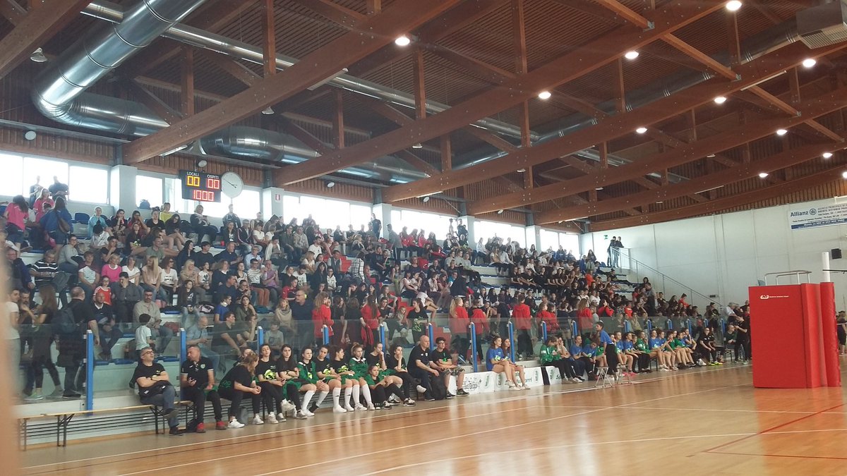 USTorriVolley's tweet photo. #5CCT il palazzetto inizia a riempirsi per il gran finale... #volley #pasqua https://t.co/T6Ed9Y9gZH