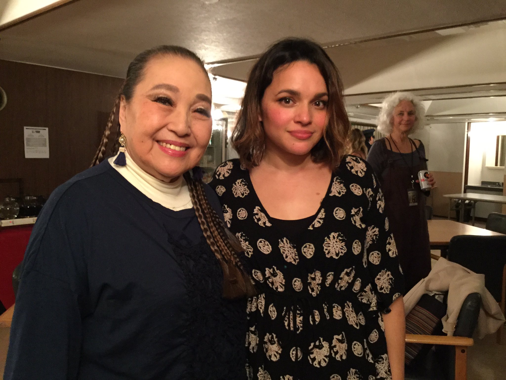 湯川れい子 夕刻の5時からノラ ジョーンズのバックバンドが約40分の演奏 その後6時からかわいいワンピース姿で現れたノラは キーボード2台とギターを持ち替えて アンコールも入れて全21曲 Long Way Home で始まって Peace Flipside Carry