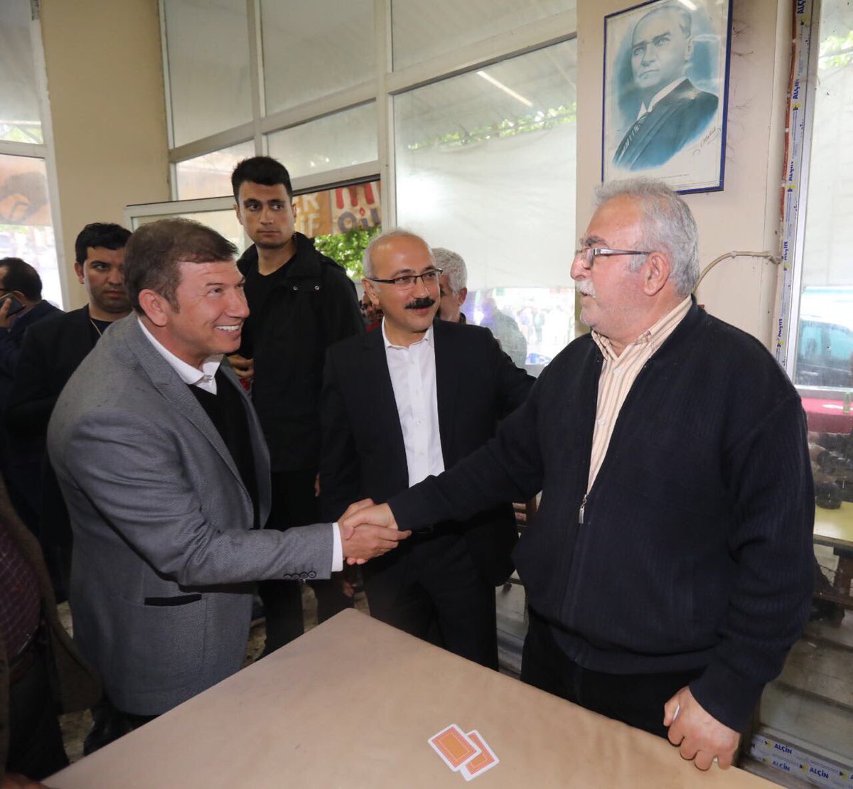 lutfielvan's tweet photo. Karaduvar'da 2 kıraathanede vatandaşlarımızla hasbihal ettik. https://t.co/nz3oNtyZmO