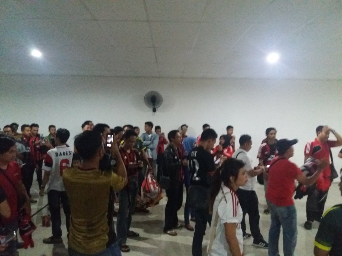 Suwun 121 ulgath yg udah dateng nobar #DerbyDellaMadonnina malam ini, kalian semua luar biasa! #ForzaMilan #persemprerossonero 🔴⚫