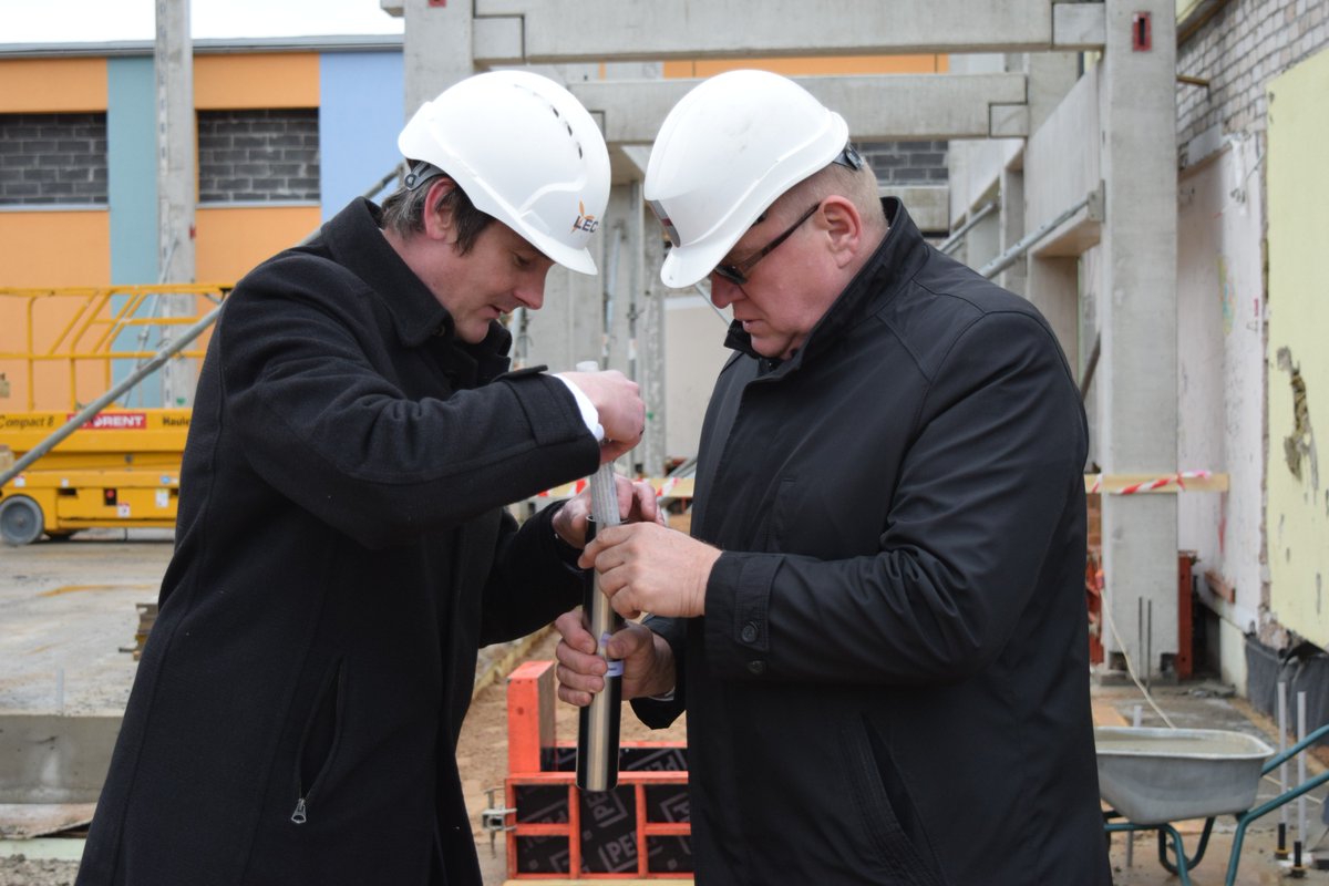 DBalss's tweet photo. Ikšķiles vidusskolas jaunā korpusa pamatos iemūrē vēstījumu nākamajām paaudzēm (FOTO) https://t.co/67X6dRtGeh https://t.co/1Y7NaELRGN