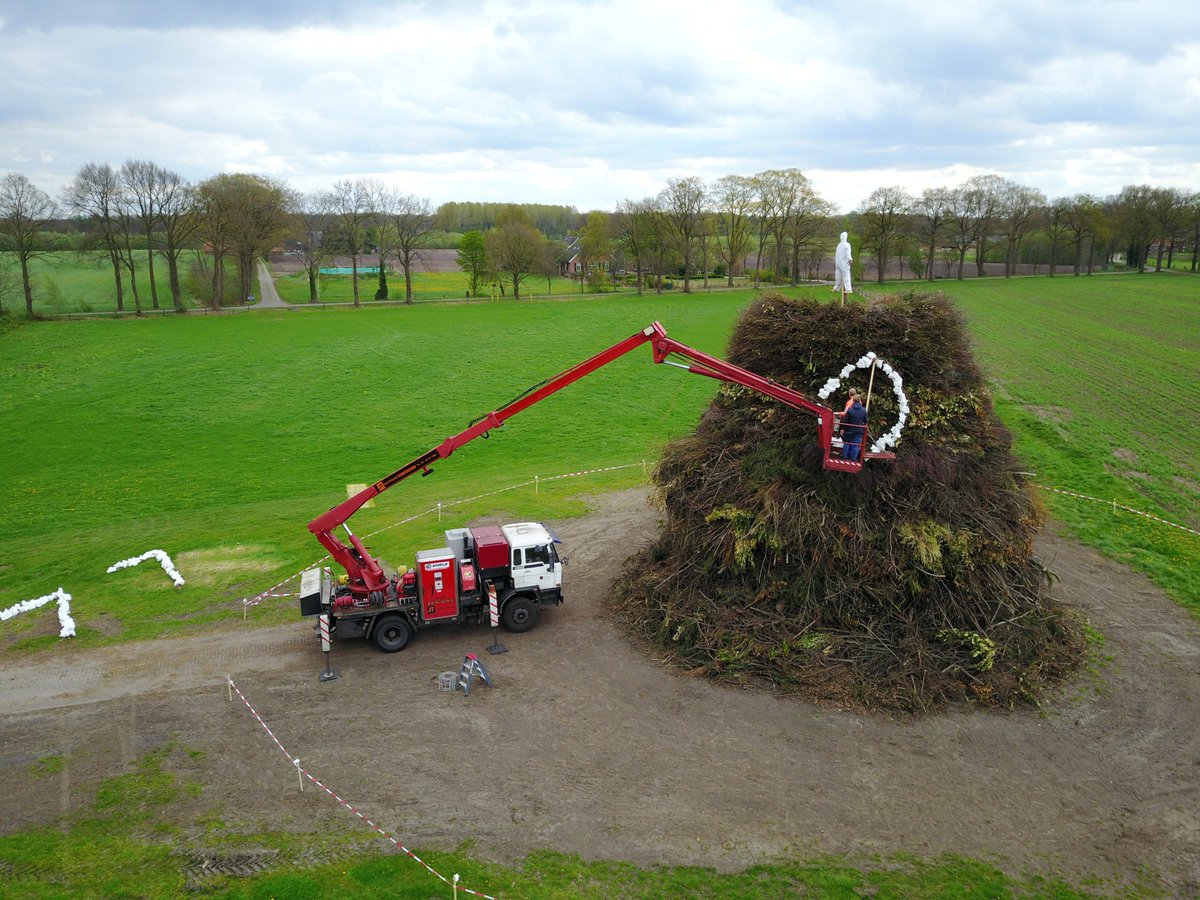 4ernst's tweet photo. Laatste voorbereidingen voor het Paasvuur van de Paasvuurbouwers in de Dijkhoek bij Borculo @KerkemeijerInfo @pvbDijkhoek #berkelland https://t.co/IGEe7oBVgv