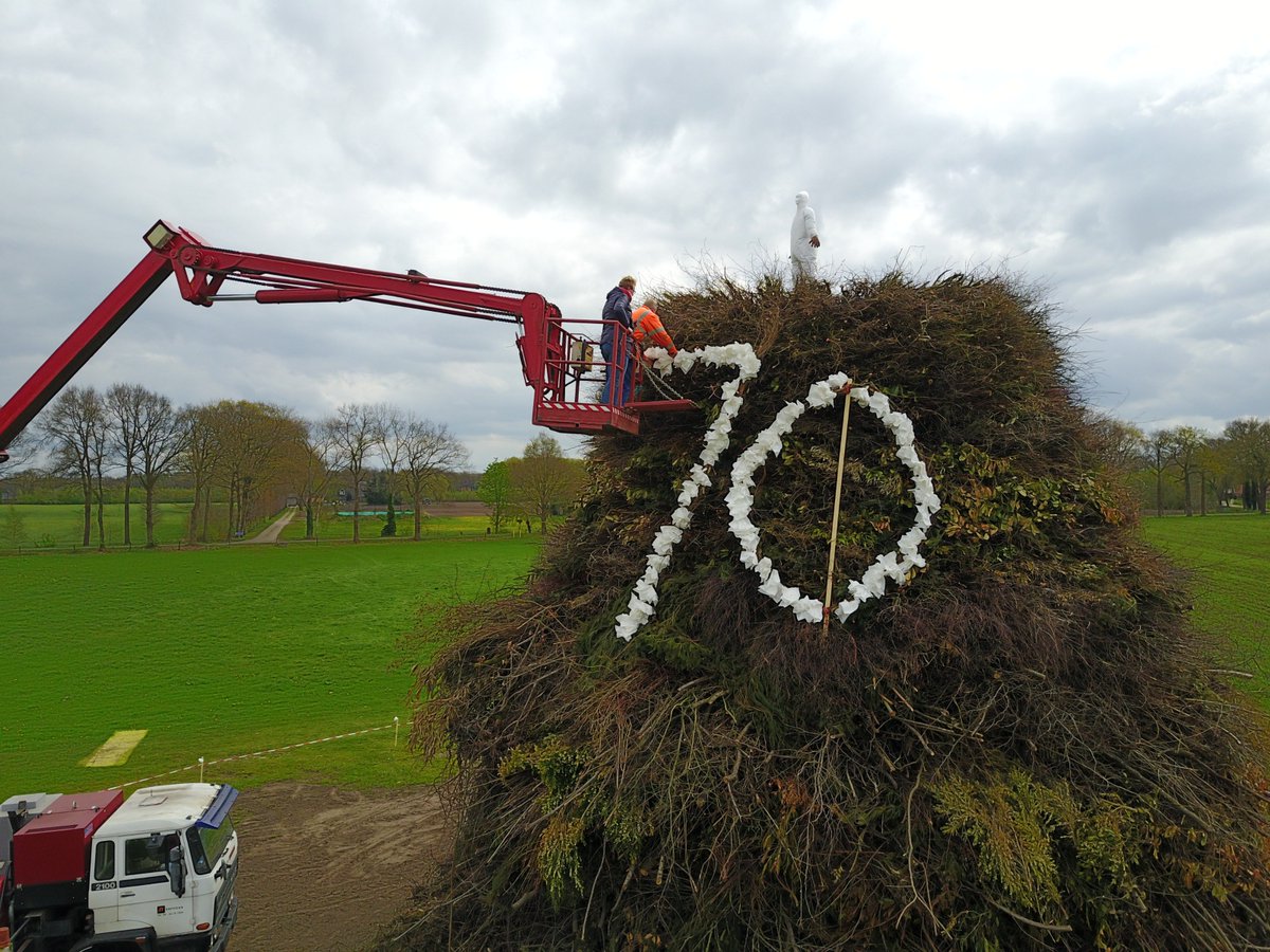 4ernst's tweet photo. Laatste voorbereidingen voor het Paasvuur van de Paasvuurbouwers in de Dijkhoek bij Borculo @KerkemeijerInfo @pvbDijkhoek #berkelland https://t.co/IGEe7oBVgv