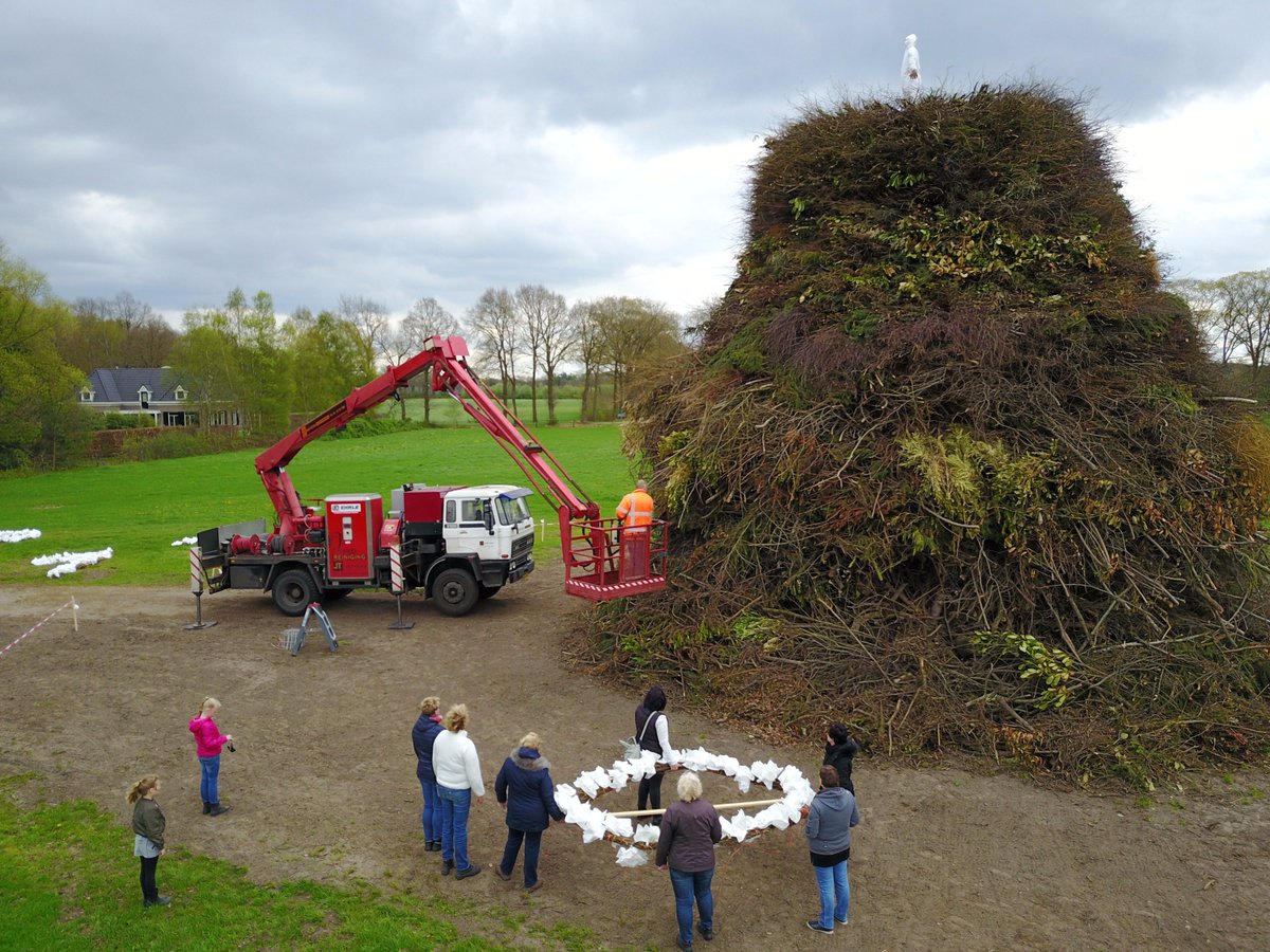 4ernst's tweet photo. Laatste voorbereidingen voor het Paasvuur van de Paasvuurbouwers in de Dijkhoek bij Borculo @KerkemeijerInfo @pvbDijkhoek #berkelland https://t.co/IGEe7oBVgv