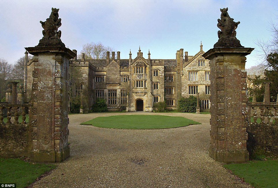 LostHeritage's tweet photo. Fire claims 5 houses in 6 months: Cosgrove Hall, Northants, Kelsale Hall, Suffolk, Alston Hall, Lancs, New House Hall, Yorks
Parnham, Dorset https://t.co/hs3FonPz04