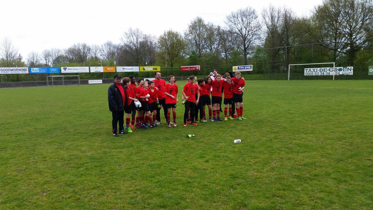 RSCAlliance's tweet photo. JO13-1 oftewel de oude D1 KAMPIOEN. Glansrijk met klasse. HEEL ROOSENDAAL KLEURT ROOD EN ZWART! @bndestemvoetbal https://t.co/QL8tbUh1M3