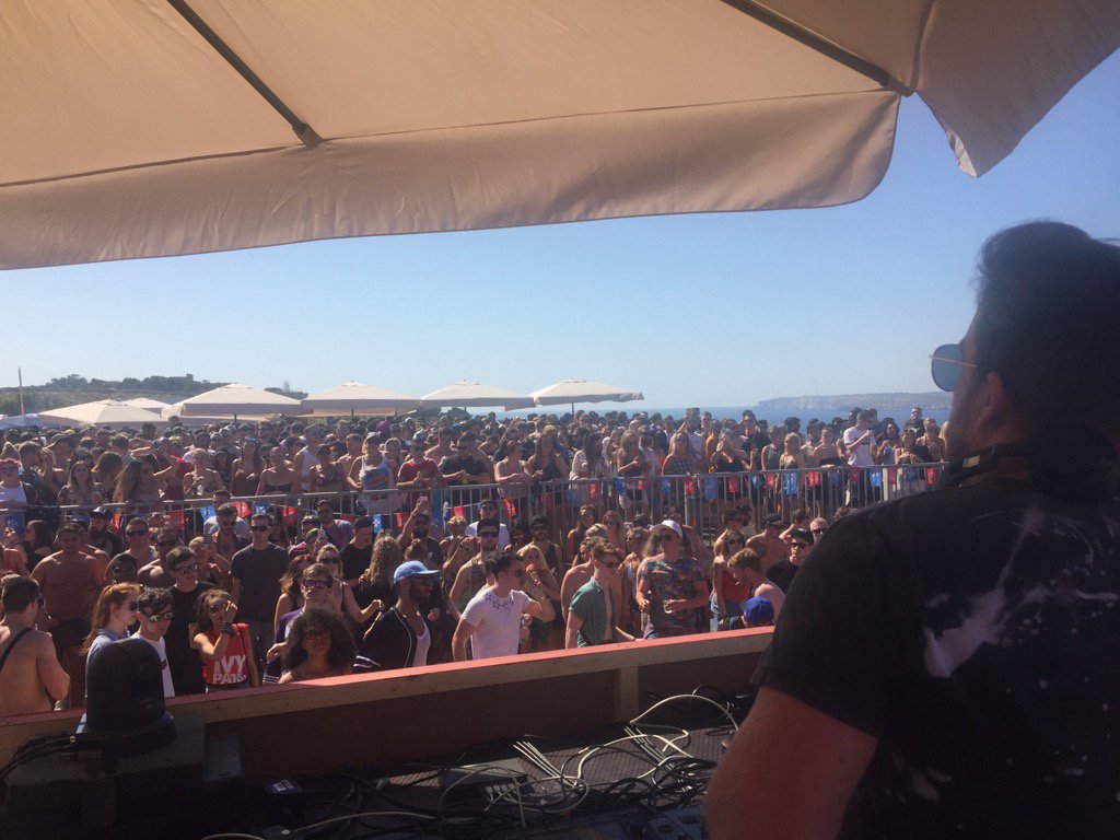 mark_archer's tweet photo. @eats_everything  rockin' it @AMPlostandfound #propertopweather #bossweekend #anniversary https://t.co/7hBDYgSo24