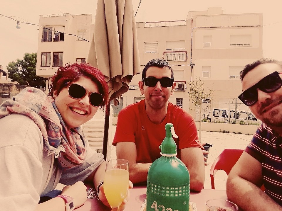 Kaesar14's tweet photo. Migdies de vermut, amb bona companyia i sense vent #Vermut #LoVermut #LaLira #ConLaYessi #Juanito #Roquetes #Ebre  https://t.co/vi6CxYu9o7 https://t.co/IxBEe1sqjo