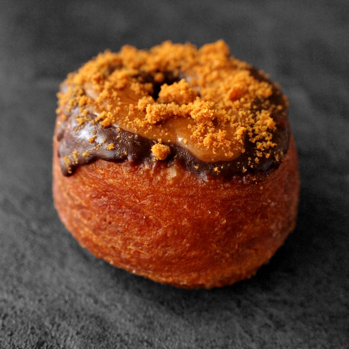 Včera jsem učinil parádní sladký objev – první pořádný pokus o cronuty v Praze! ;) 🥐+🍩= cuketka.cz/cronut-oh-deer…