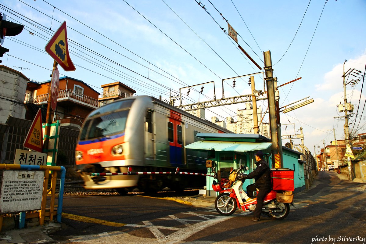 🚦🛤 용산 삼각백빈철길건널목 📍서울 용산구 한강로3가 40-1007(용산역에서 도보 7분) 점점 사라지는 서울 철길 건널목 중  핫한 곳. 드라마 '나의 아저씨' 촬영지로 유명세 탔고, 오래된 주택과 마을 배경에 기차가 지나가는 모습은 서울에서 보기, image size:1200x800