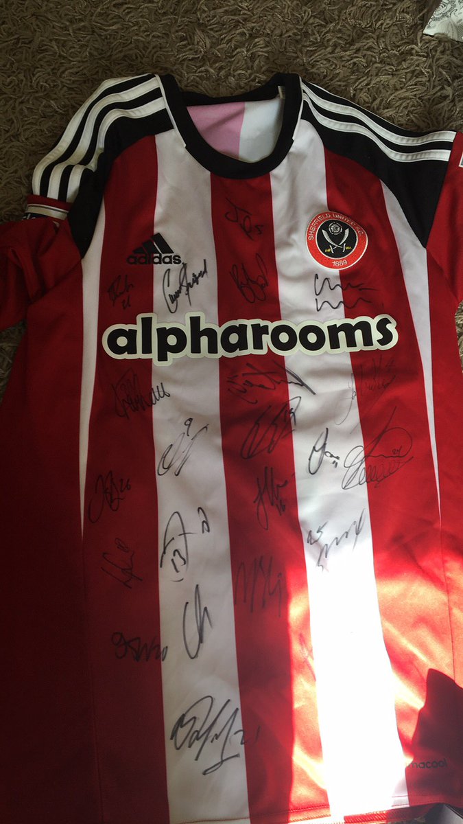 NathAnderson87's tweet photo. @joeriley49 @SUFC_tweets had the best wedding present off my new wife, a match worn Joe Riley shirt also signed by the squad. Thanks Joe 🔴⚪️ https://t.co/1i9dHk7BAH