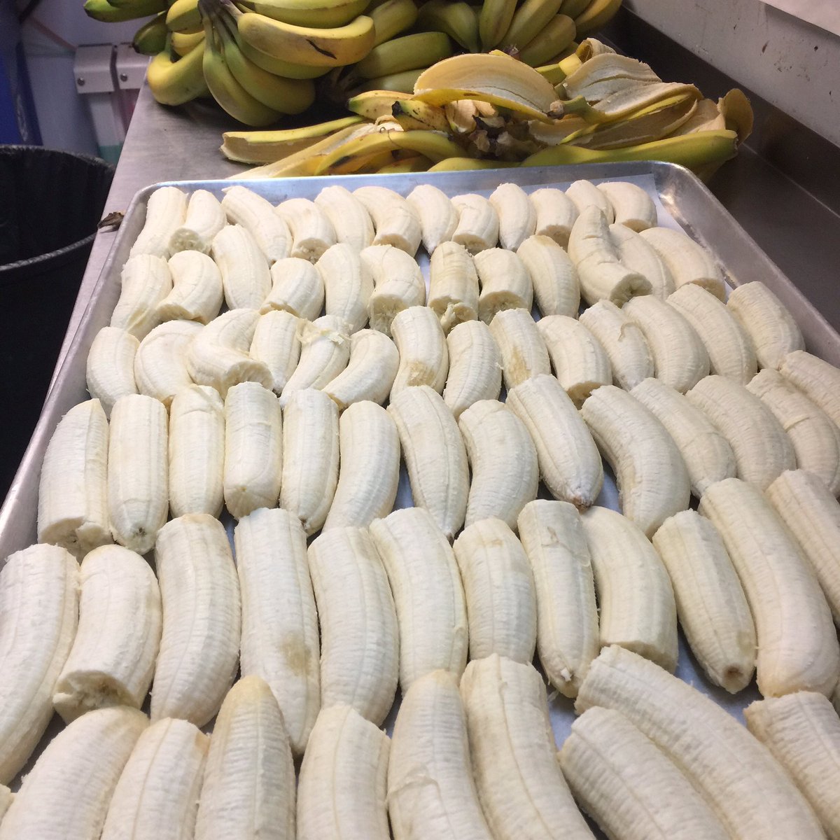 eathomespun's tweet photo. Organic bananas, the base for our homemade Acai sorbet. We freeze more than 200 lbs a week! #healthyfoodfast https://t.co/vhVqjr4Xi1