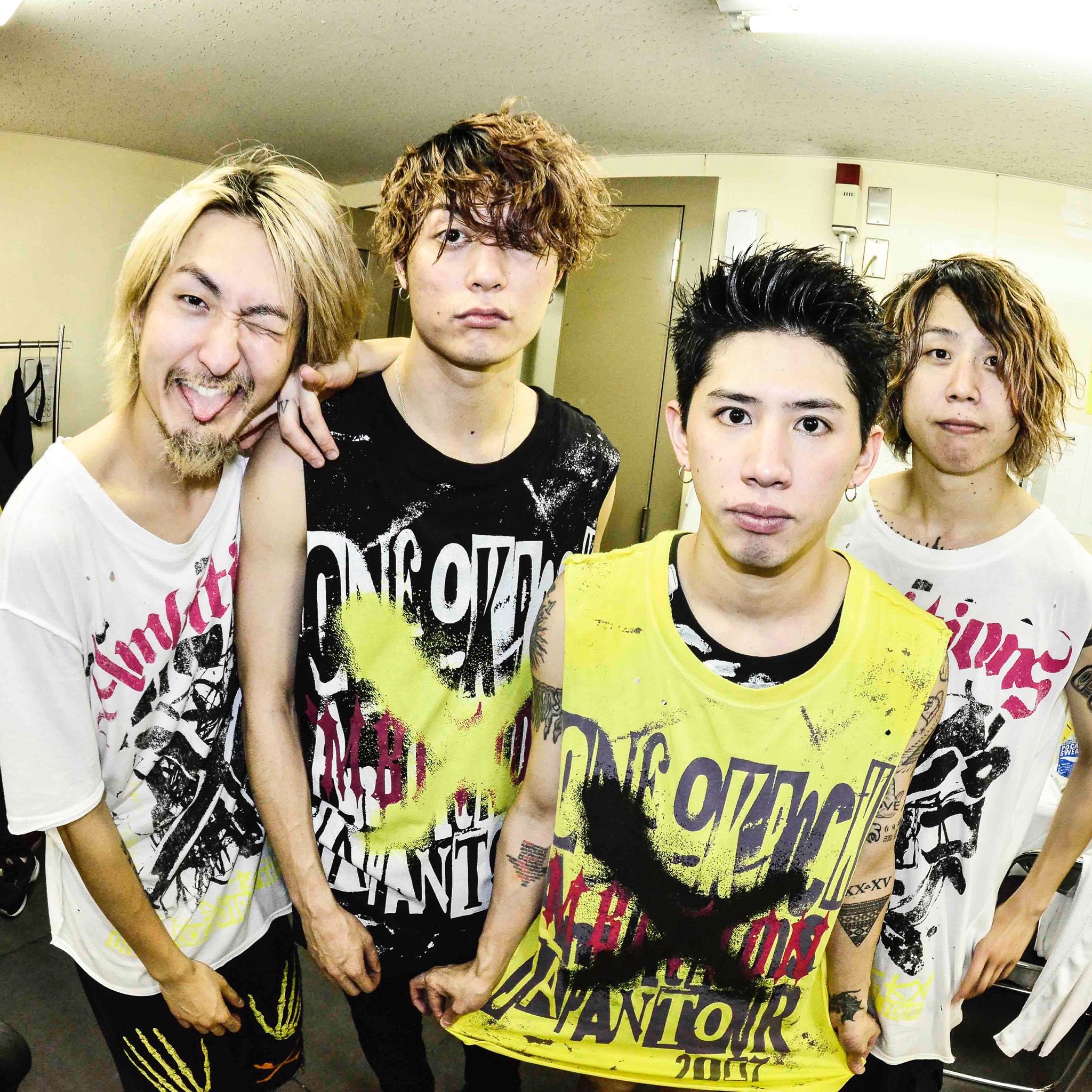 ONE OK ROCK サイン入りTシャツ 2017 Ambitions | www