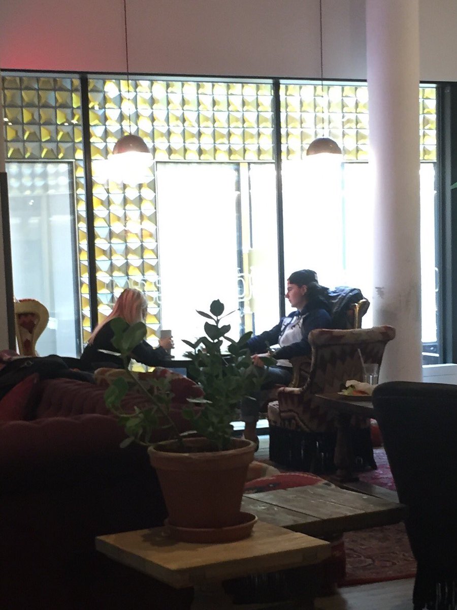 AntonLiljeroth's tweet photo. Ser till så grabben sköter dejten snyggt! #undercoverdatingspecialists https://t.co/9nbmq49X5G