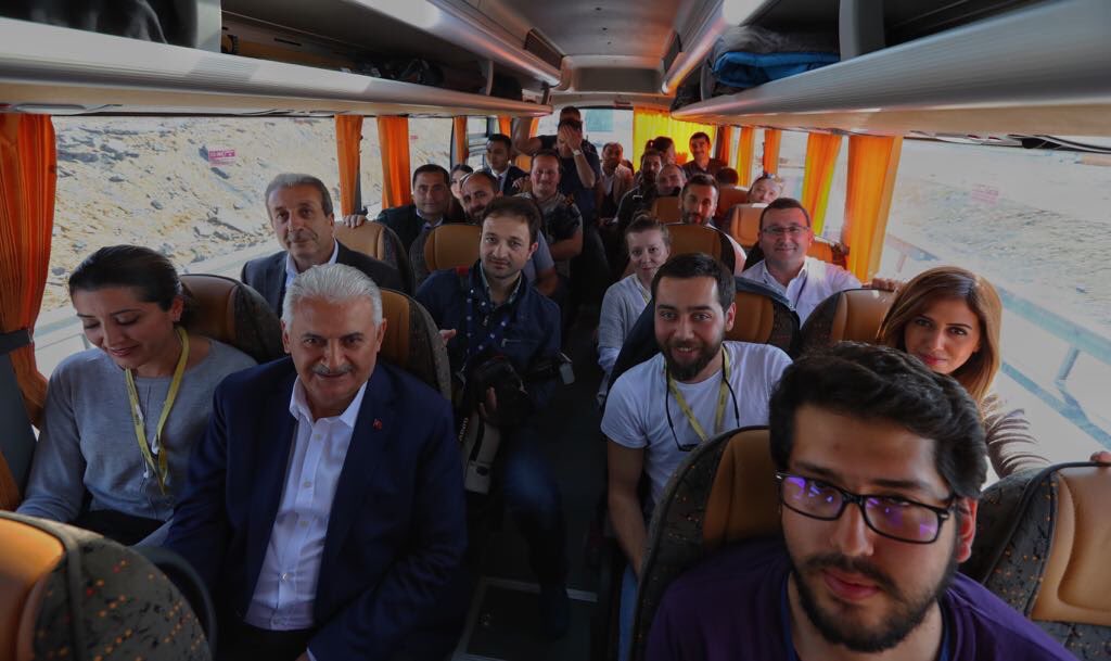 Başbakan Yıldırım, Başakşehir-Arnavutköy arası yolculuğunu basın mensupları ile birlikte yaptı.