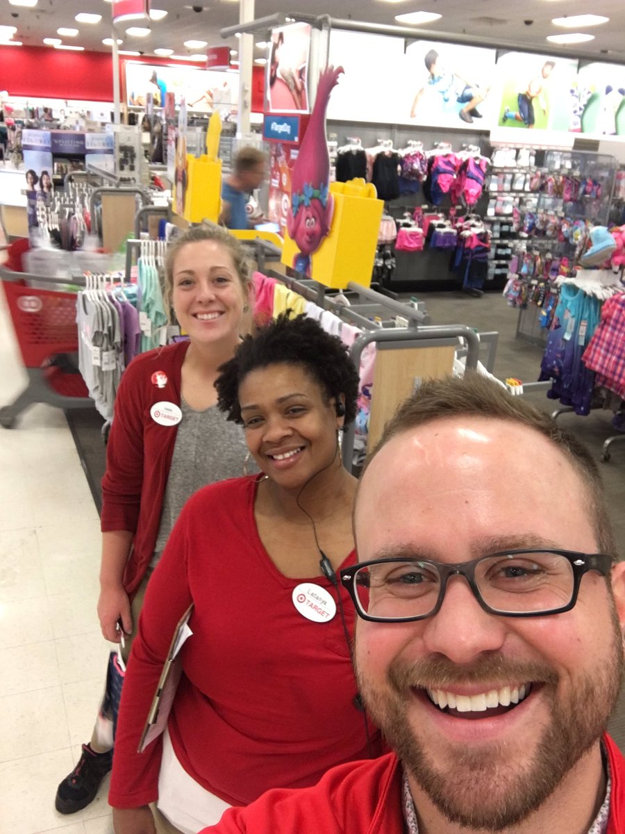 #EastBeast T68 Front End Team delivering on an #EggSellentEasterExperience! @CristinErdman <a href="/ShannonGehrmann/">Shannon Gehrmann</a> @PMessenbrink
