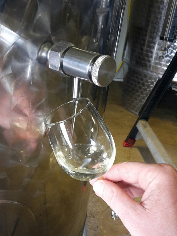 BetuwseWijnen's tweet photo. Zo, de @ChateauBuren wijn is geblend. Nu paar weken "marriage du vin" en half mei bottelen. Begin juni proeven! #Buren
@raadburen https://t.co/PUHwCA3x7e
