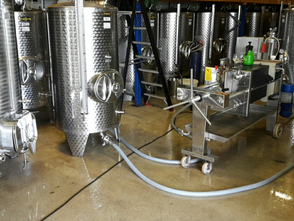 BetuwseWijnen's tweet photo. Zo, de @ChateauBuren wijn is geblend. Nu paar weken "marriage du vin" en half mei bottelen. Begin juni proeven! #Buren
@raadburen https://t.co/PUHwCA3x7e
