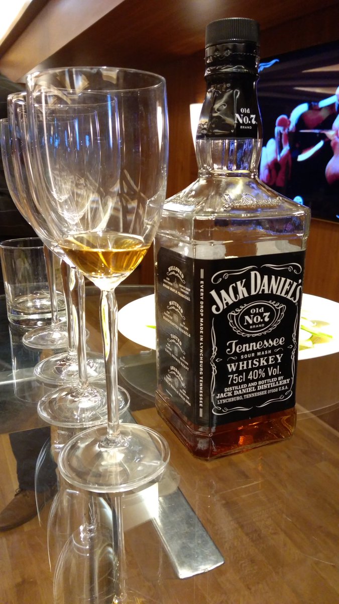 nitinshimpi's tweet photo. #LaffaireVikhroli
Whiskey masterclass! #jackdaneils @laffairevik https://t.co/yncrnAls7n