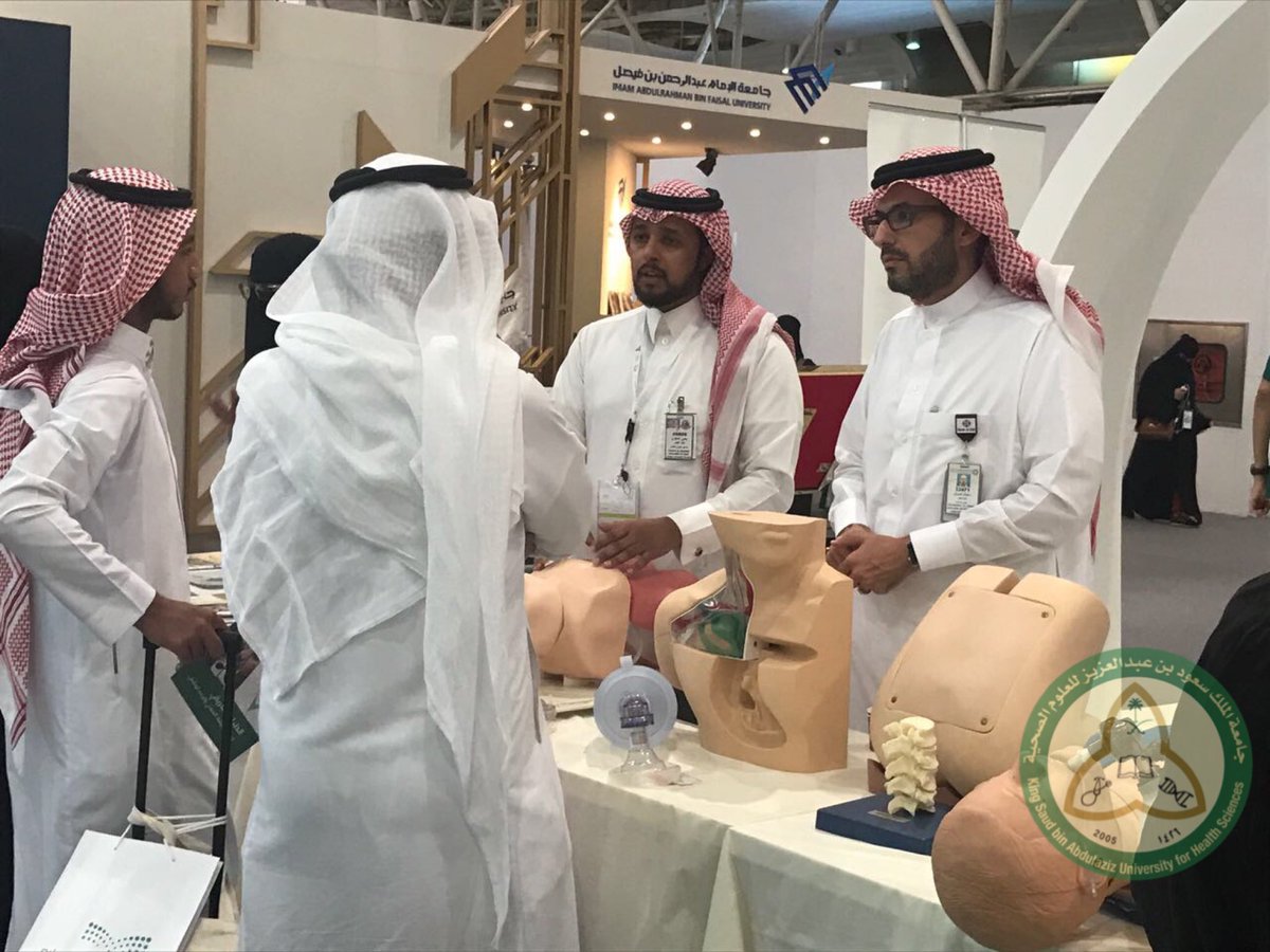 KSAU_HS's tweet photo. .@IECHESA العميد المشارك بكلية الطب د. نوفل الجريان في استقبال زوار
#المعرض_والمؤتمر_الدولي_للتعليم_العالي 
 #KSAU_HS #IECHESA https://t.co/gFlJxvKslJ