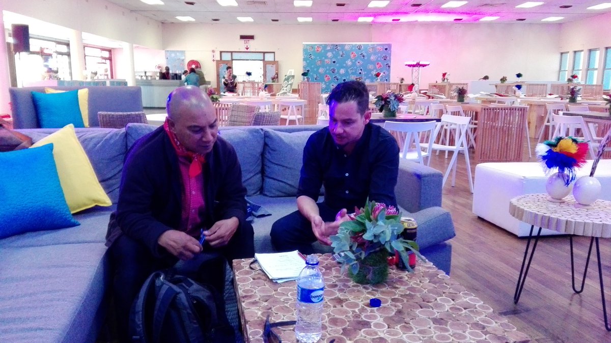 Vandag is <a href="/Cindyswaan/">Cindy Swanepoel</a> en John Jacobs saam met ons in die <a href="/Absa/">Absa Group</a> Kuierkamer. <a href="/PierreBreytenb/">Pierre Breytenbach</a> <a href="/Maaskaas/">Hannes Brummer</a> <a href="/KKNKfees/">KKNK</a>