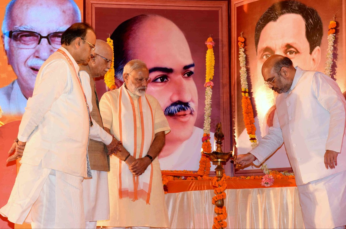 AmitShah's tweet photo. माननीय प्रधानमंत्री श्री नरेंद्र मोदी जी की उपस्तिथि में भुवनेश्वर में भारतीय जनता पार्टी की राष्ट्रीय कार्यकारिणी बैठक का शुभारंभ हुआ । https://t.co/8k2CLQUD6J