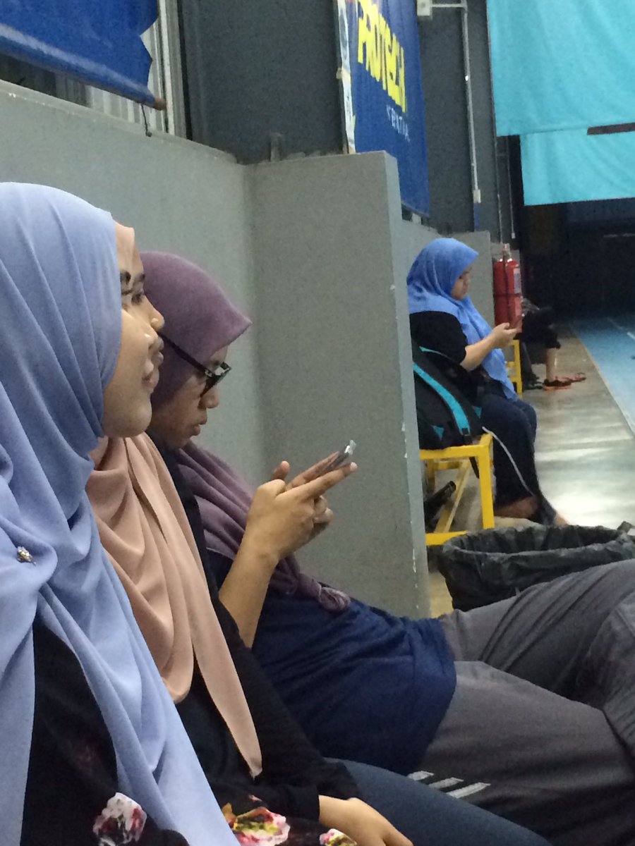 asyrafaafiq's tweet photo. Bergaya lah Dr Roha main. Tapi kak shu smash lagi power 😂 #pertema lecturer, lab assistant dan student bergabung😂 https://t.co/nzNDa4Q9iK
