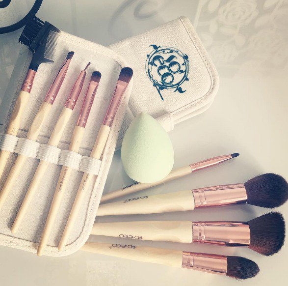 SoEcoBrushes's tweet photo. Fresh makeup brushes are the best 😍 👌 @Jilouu #SoEcoBrushes #MakeupBrushes #MakeupBrushCollection https://t.co/k1frrCmewi