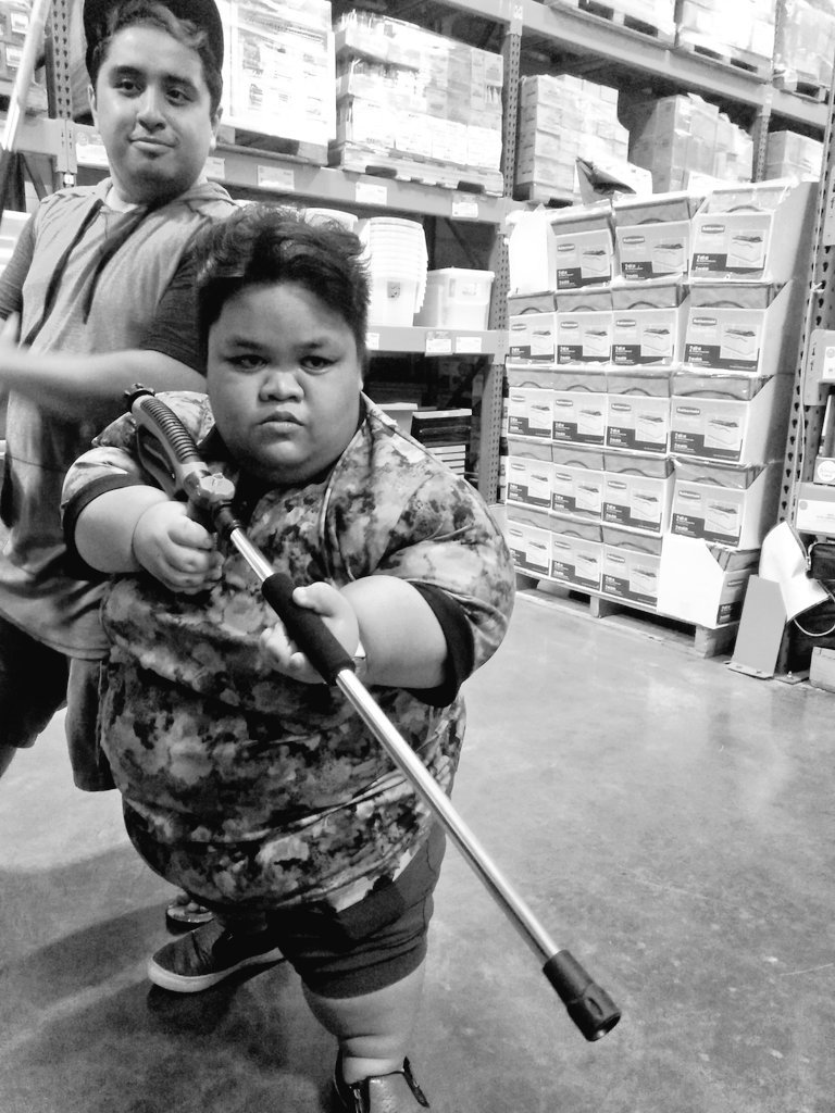 ElnaElnar's tweet photo. When your mom's grocery shopping and you decide to fool around with your cousin #RogueMode https://t.co/akSlgKjhZ7