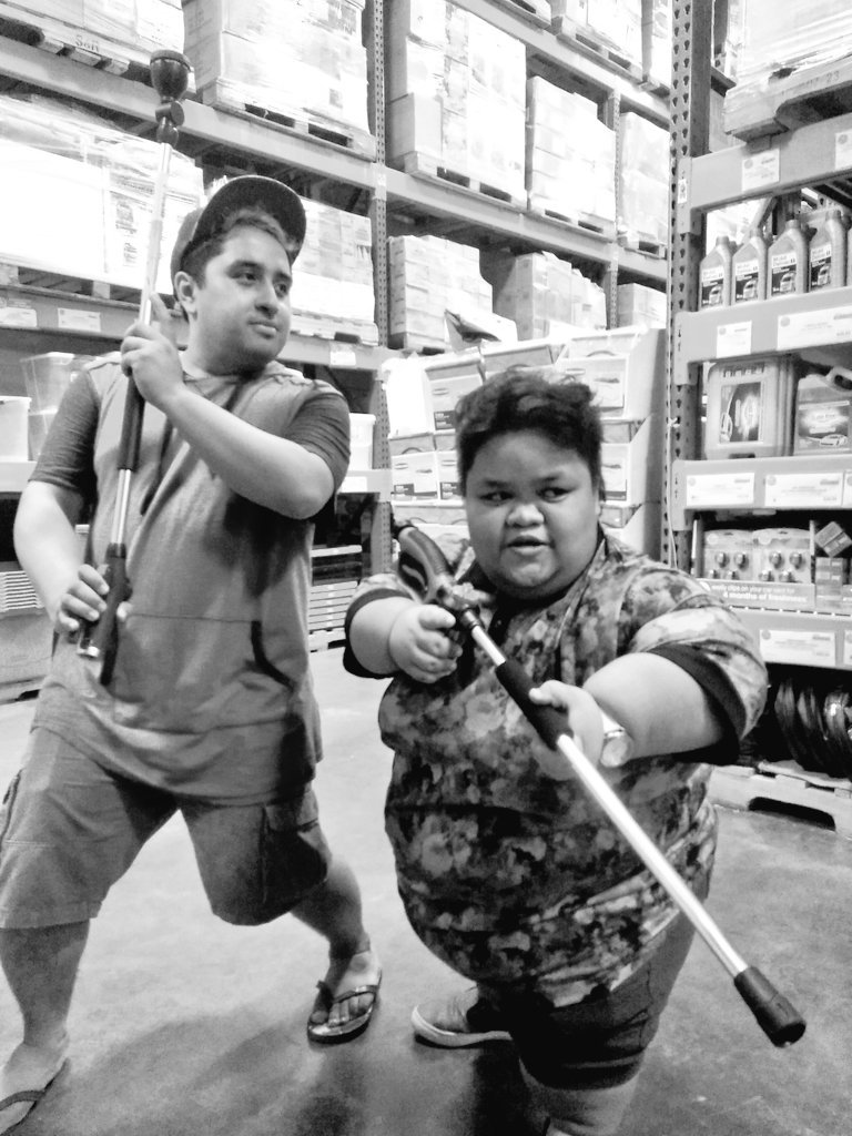 ElnaElnar's tweet photo. When your mom's grocery shopping and you decide to fool around with your cousin #RogueMode https://t.co/akSlgKjhZ7