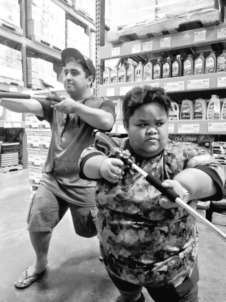 ElnaElnar's tweet photo. When your mom's grocery shopping and you decide to fool around with your cousin #RogueMode https://t.co/akSlgKjhZ7