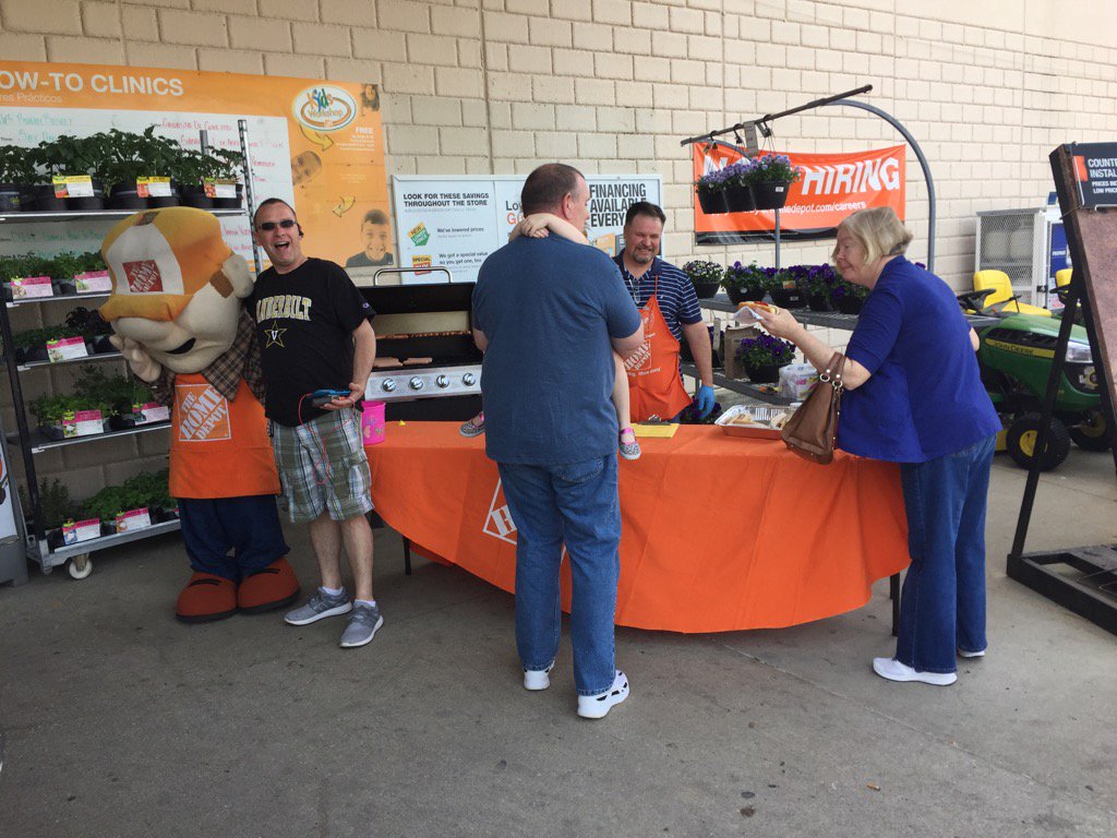 THDPostRoad's tweet photo. Great services day at #2011 hot dogs for everyone !@mlindsey1223 @BPlantenberg @BPlantenberg https://t.co/bI9q4UUMNd
