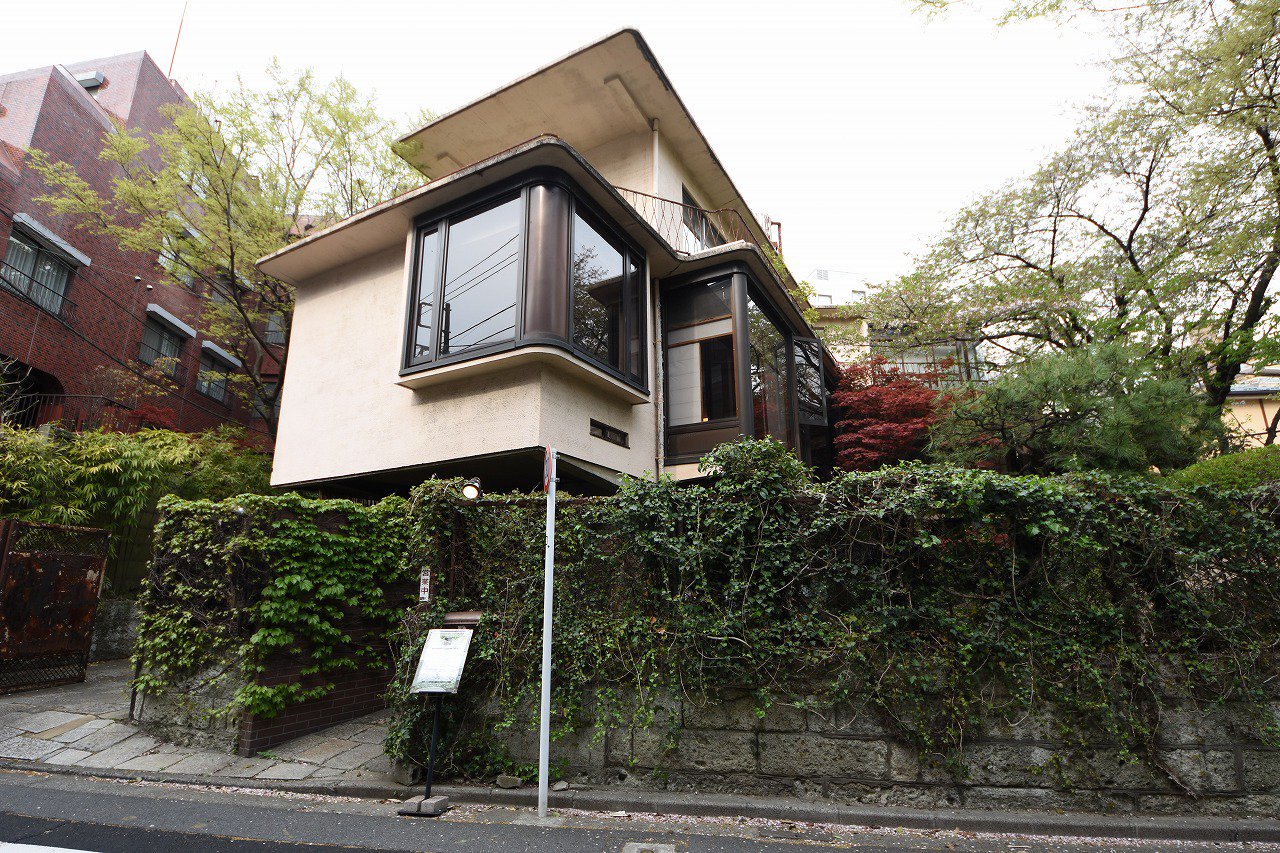 تويتر Jun Jun على تويتر 今日は青山にある山田守邸の見学に行った 1階の喫茶店である 蔦珈琲 は行ったことがあったけど 住居中に入るのは初めて モダニストで分離派建築家の自邸は建築家ならではの創意工夫に満ちていた 内部撮影禁止のため写真は外観のみ