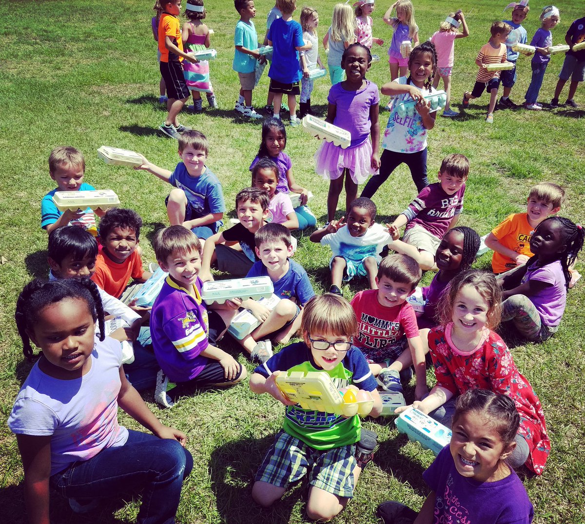 crbteach's tweet photo. A #fun and #eventful Friday! #PurpleUp #EasterEggHunt #SpringBreakhasarrived #RHPS @RichmondHill_PS https://t.co/mOukfEX8uF