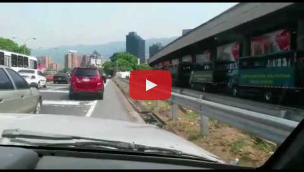 DolarToday's tweet photo. [VIDEO] ¡GENOCIDA! Maduro se prepara para masacrar al pueblo -► https://t.co/crblhGpv6J https://t.co/hXP6jaX8mp