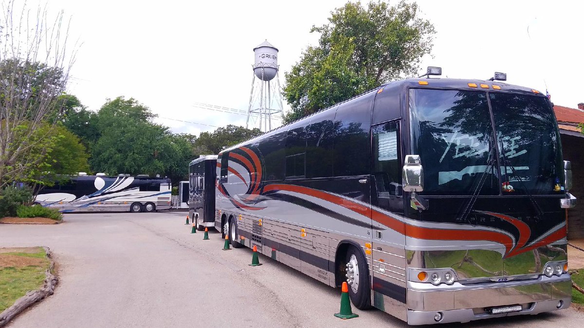 Bullshipley's tweet image. Come on out to the oldest dance hall in Texas tonight @GrueneHallTX for some cold beer and country! #YeeYeeNation #WestCoastBound