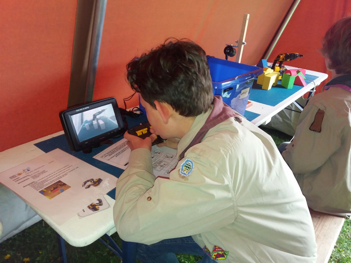 TeCoHit's tweet photo. #Samenwerking tijdens de #TeCoHIT bij gebruik van de #robotarm de bestuurder volgt de aanwijzingen van de #Scout via camerabeeld https://t.co/5vhiv2JH2H