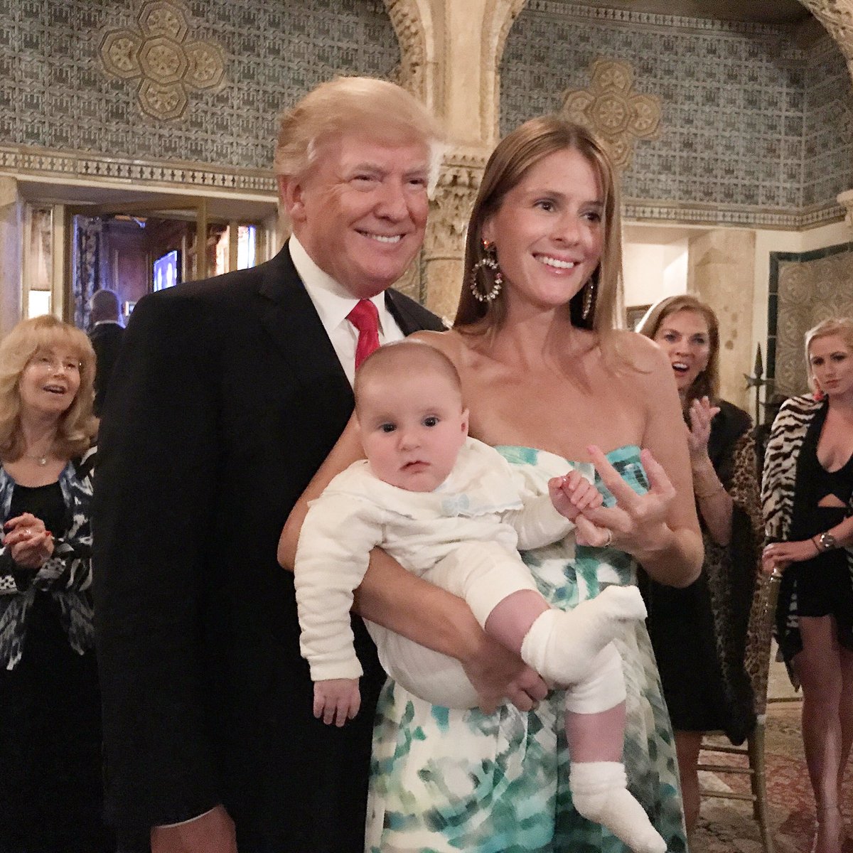 BlairBrandt's tweet photo. Louie making a new friend last night. @POTUS @realDonaldTrump #POTUS #potus45 #MakeEasterGreatAgain @margitweinberg #MarALago #palmbeach https://t.co/AlyKs0Hzh2