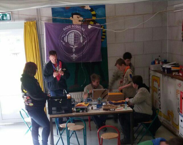TeCoHit's tweet photo. De #Scouts pimpen hun meegebrachte oude schoenendoos, begrijpelijk tijdens #TeCoHIT mรฉt #ledjes en andere #Elektro #techneutenindedop https://t.co/biNuYxOV9f