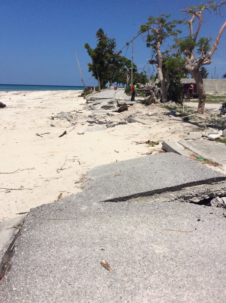 Augustuss01's tweet photo. La route menant à la plage de #PortSalut.
Les autorites municipales et le député Sinal Bertrand sont ont leur mot à dire.
#PointeSable https://t.co/2f8uXC63xY