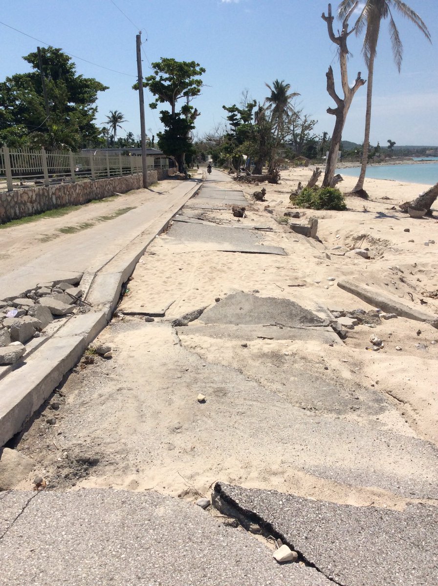 Augustuss01's tweet photo. La route menant à la plage de #PortSalut.
Les autorites municipales et le député Sinal Bertrand sont ont leur mot à dire.
#PointeSable https://t.co/2f8uXC63xY